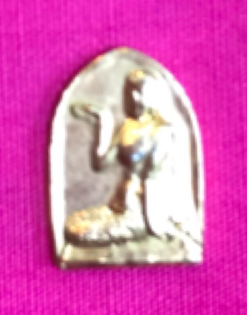 เหรียญนางกวักจิ๋วกระไหล่ทองบูชา หลวงพ่อฉาว เกสโร จ.นครปฐม
