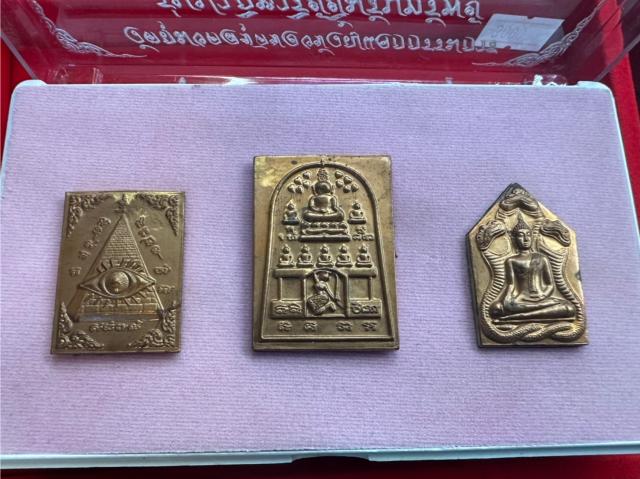วัตถุมงคลชุดของขวัญกรรมการอุปถัมถ์ รุ่นปฏิหาริย์ยิ้มรับทรัพย์ หน้ากากเนื้อสัมฤทธิ์โชค